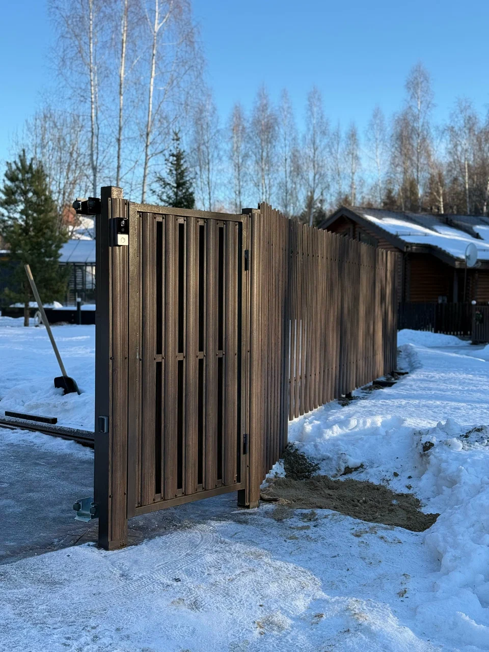 Калитка с домофоном и магнитным замком